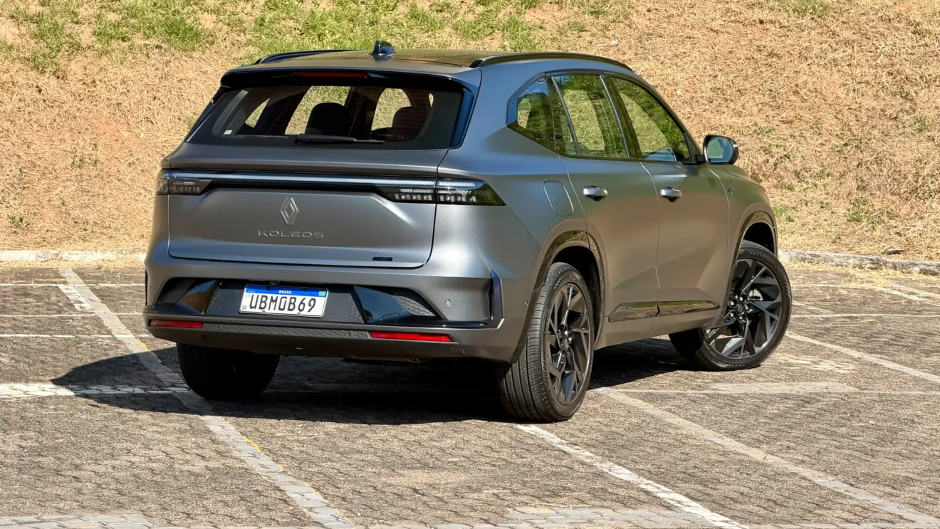 Renault Koleos cinza fosco de traseira