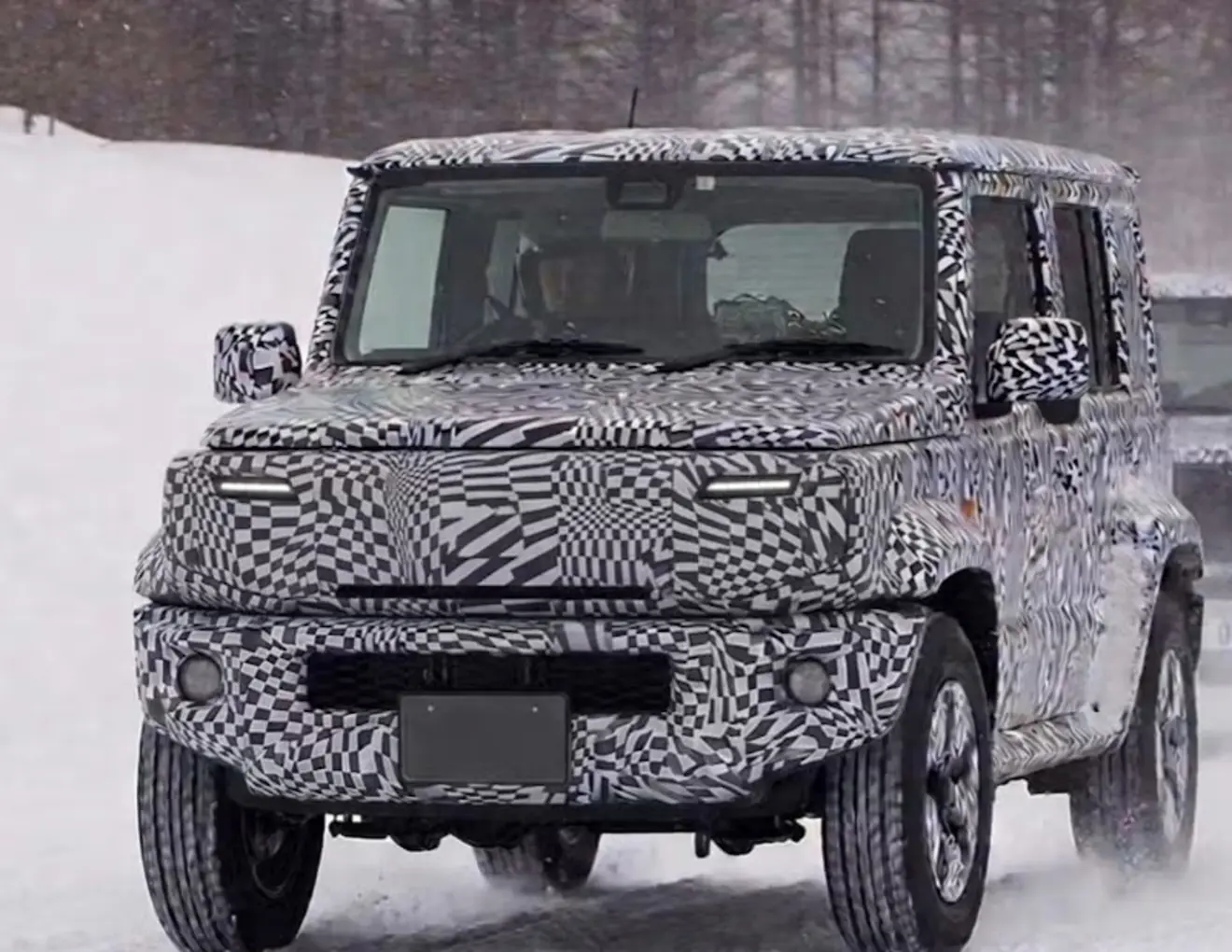 Protótipo do Suzuki Jimny elétrico camuflado visto de frente