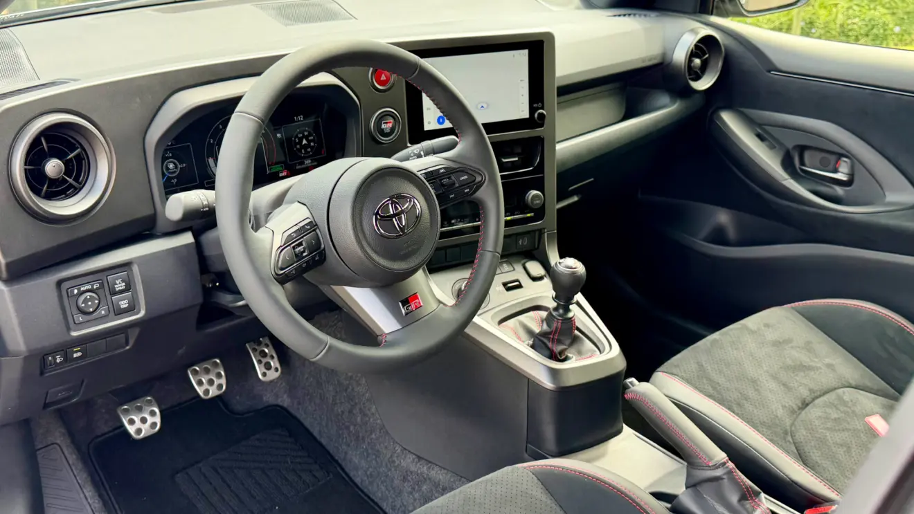 cabine Toyota GR Yaris [Auto+ / João Brigato]