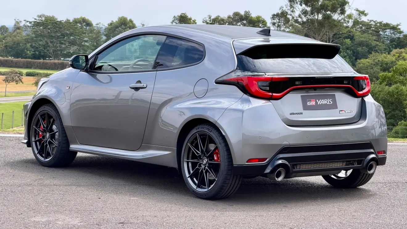 Toyota GR Yaris cinza de traseira