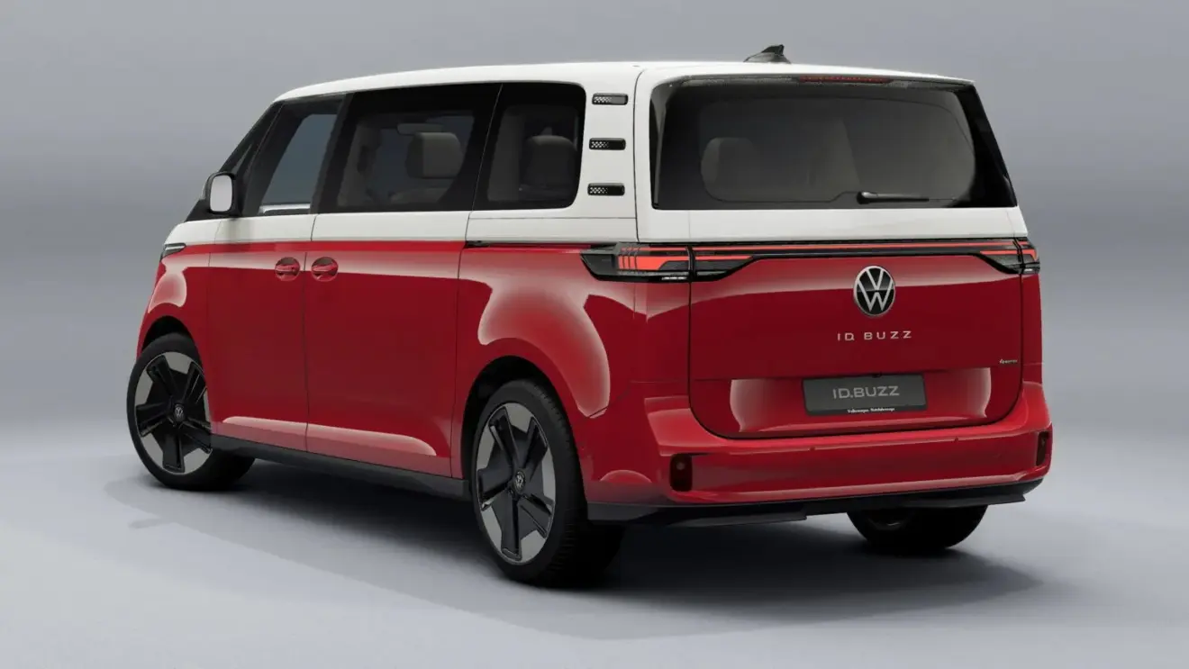 Volkswagen Kombi elétrica 2026 vermelha vista de trás