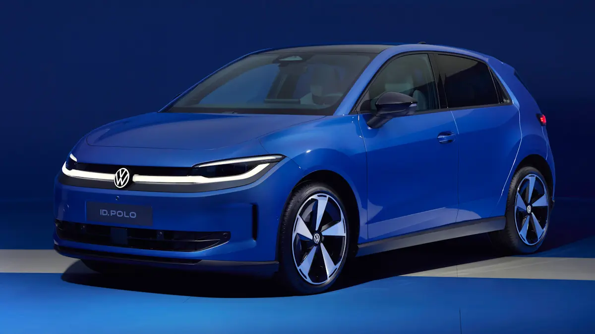 Volkswagen ID.Polo azul de frente em um fundo azul