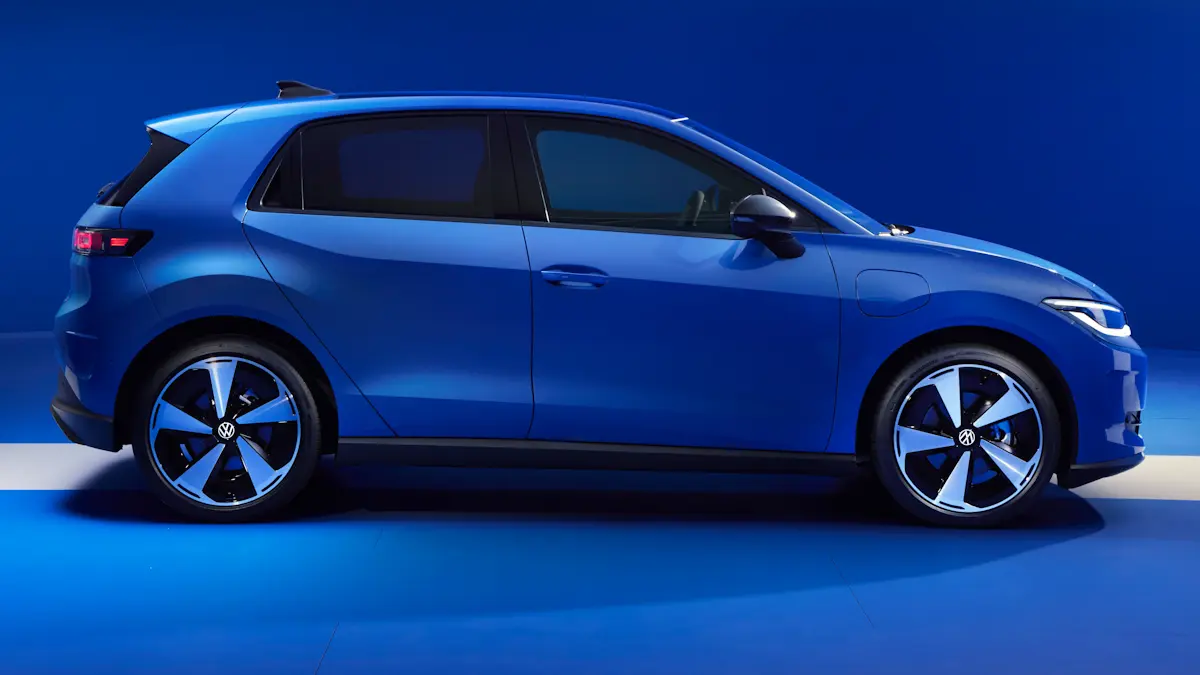 Volkswagen ID.Polo azul de lado em um fundo azul