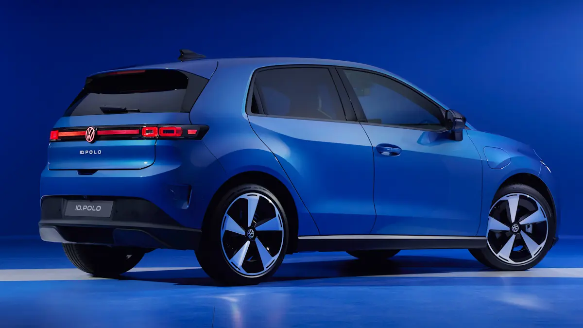 Volkswagen ID.Polo azul de traseira em um fundo azul