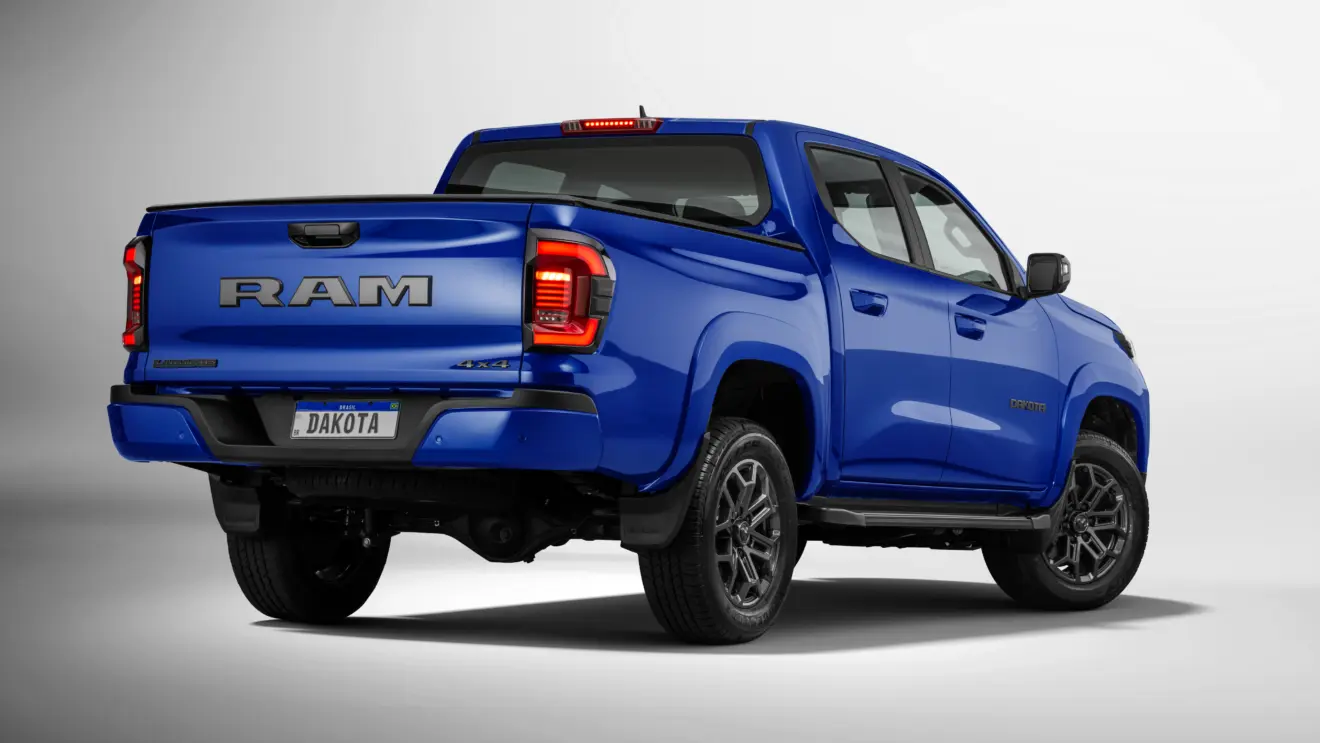 Ram Dakota Night Edition azul de traseira
