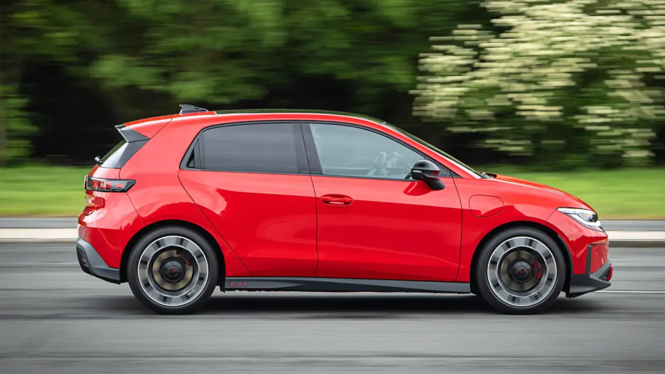 Volkswagen ID.Polo GTI vermelho de lado