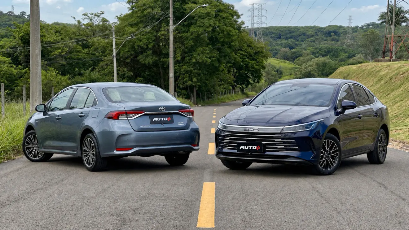 Toyota Corolla sedã ao lado do BYD King azul