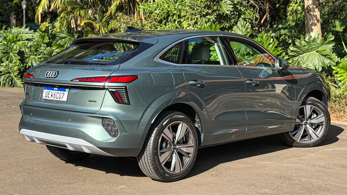 Audi Q3 Sportback na cor Verde Sage estático