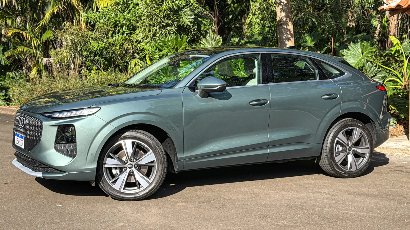 Audi Q3 Sportback na cor Verde Sage estático