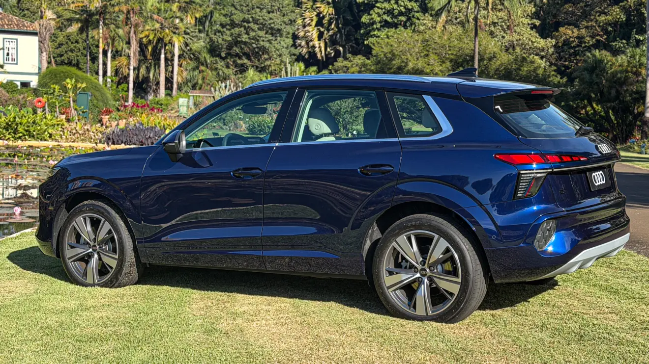 Audi Q3 SUV Azul Navarra estático no gramado