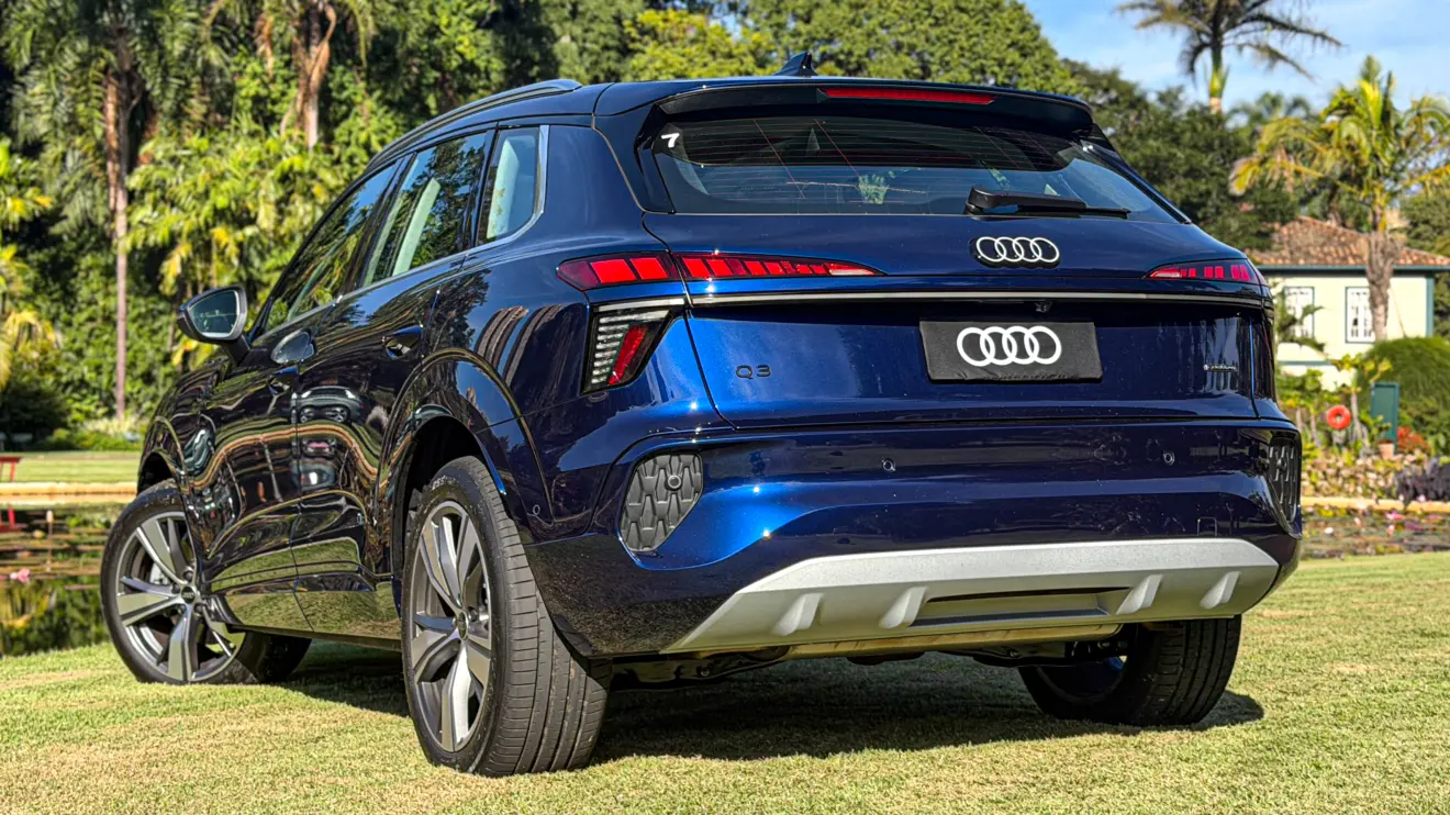 Audi Q3 SUV Azul Navarra estático no gramado