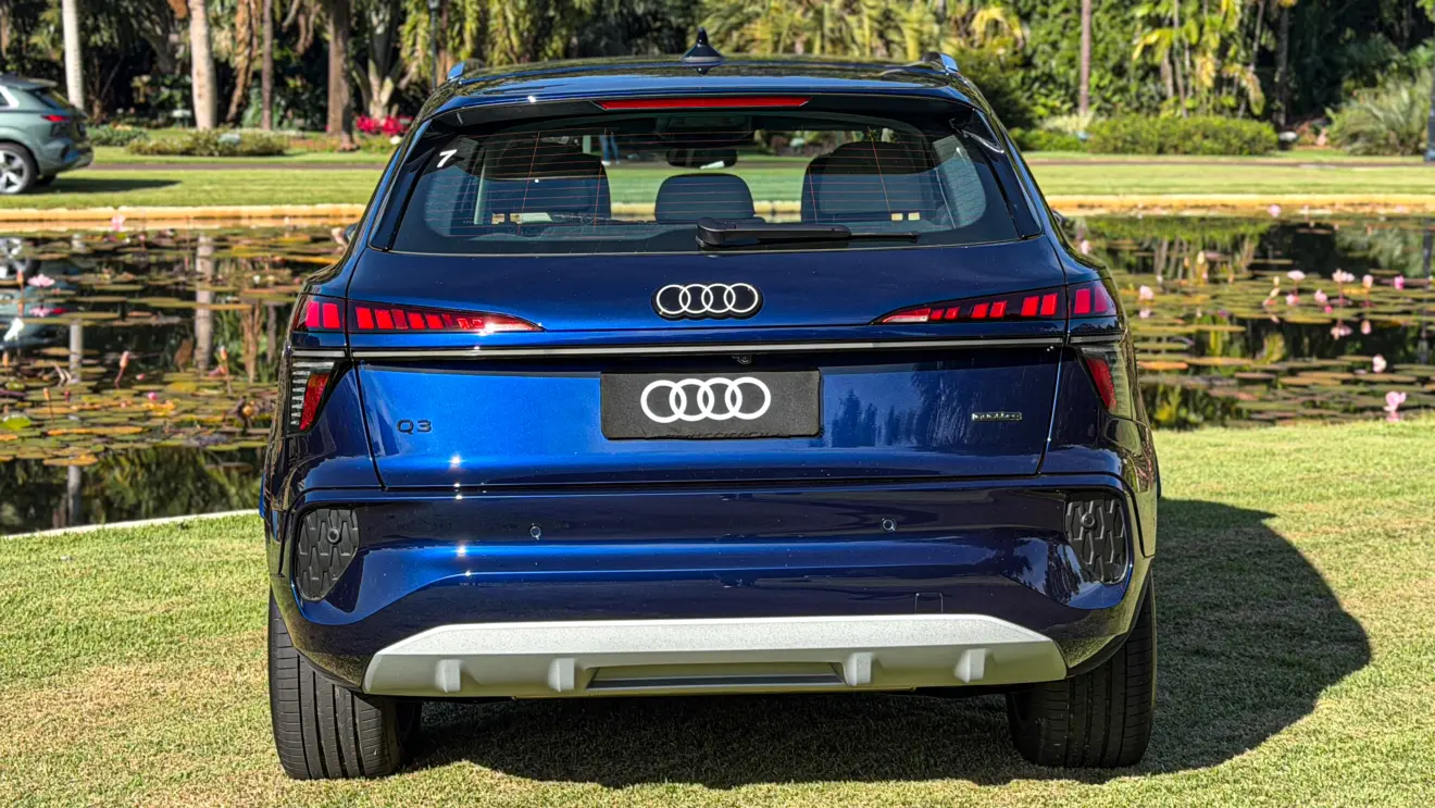 Audi Q3 SUV Azul Navarra estático no gramado