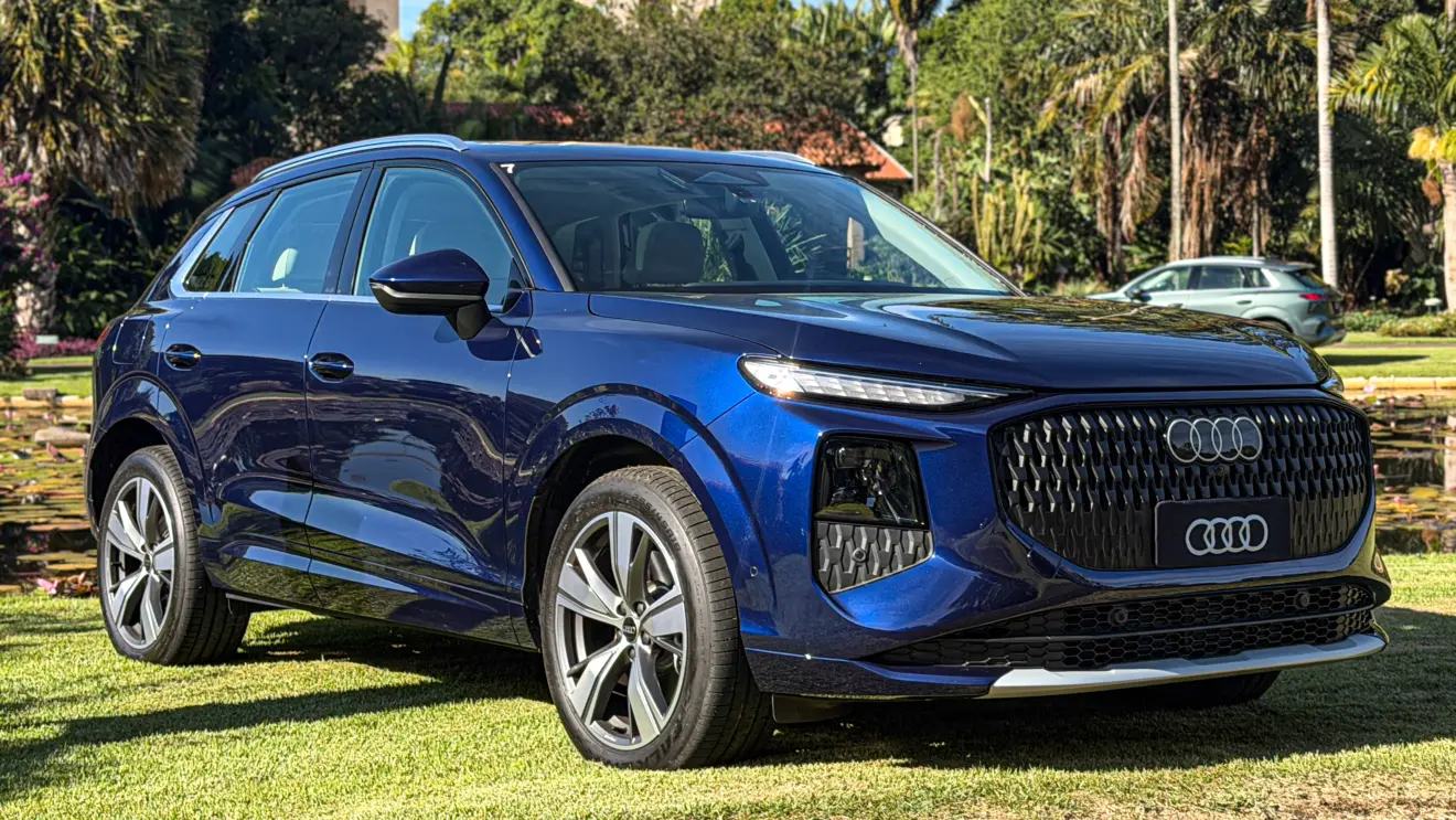 Audi Q3 SUV Azul Navarra estático no gramado