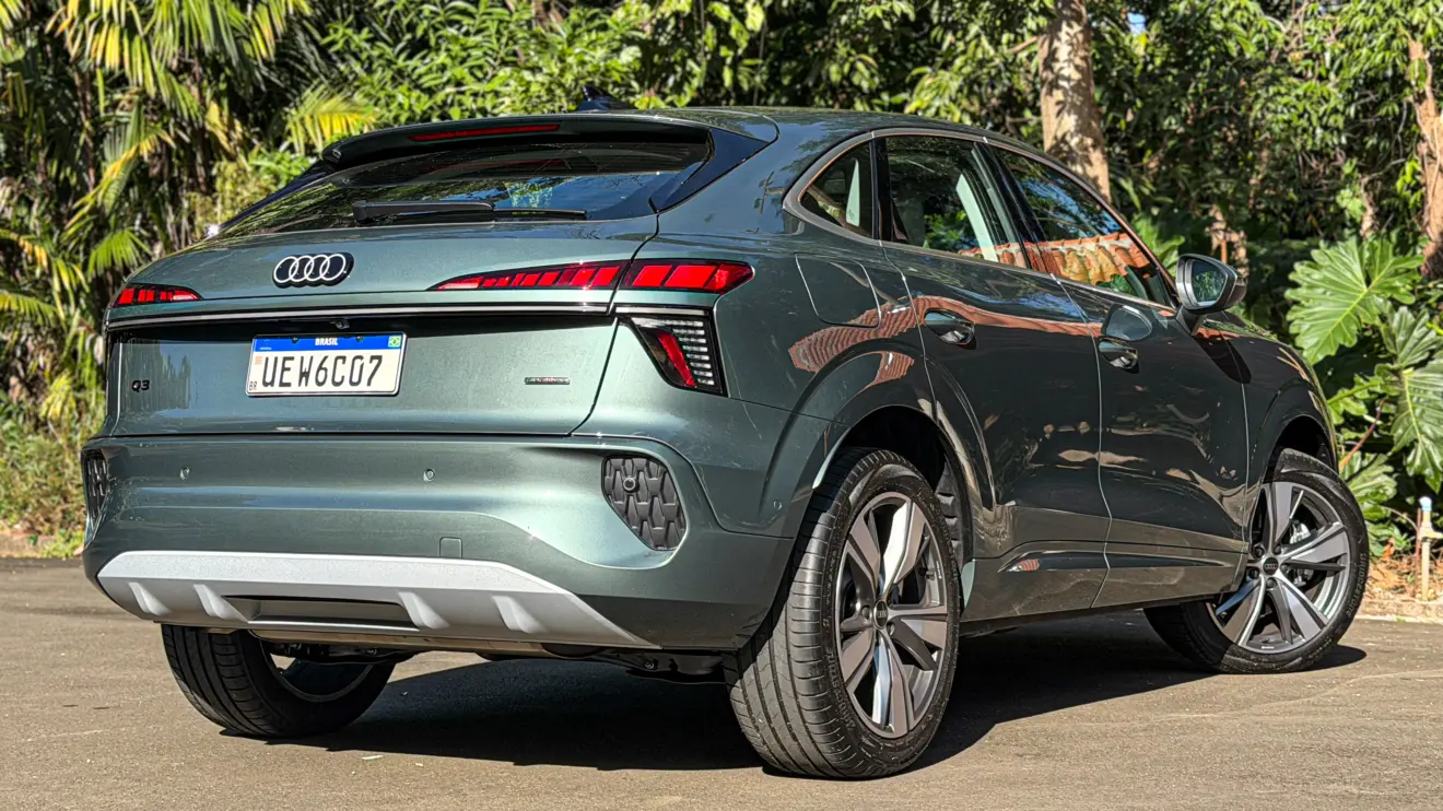 Audi Q3 Sportback na cor Verde Sage estático