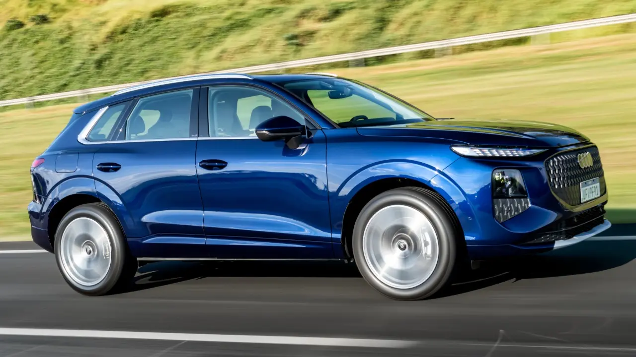Audi Q3 SUV azul em movimento na estrada