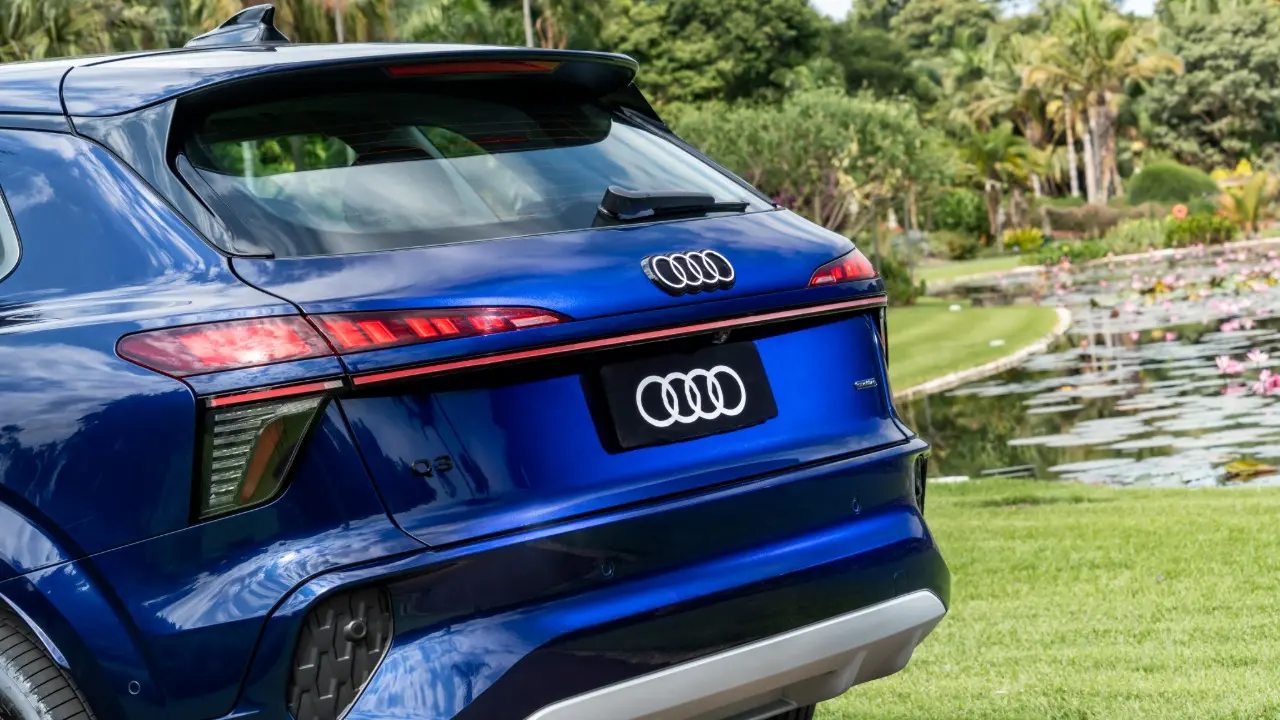 Audi Q3 SUV azul estático