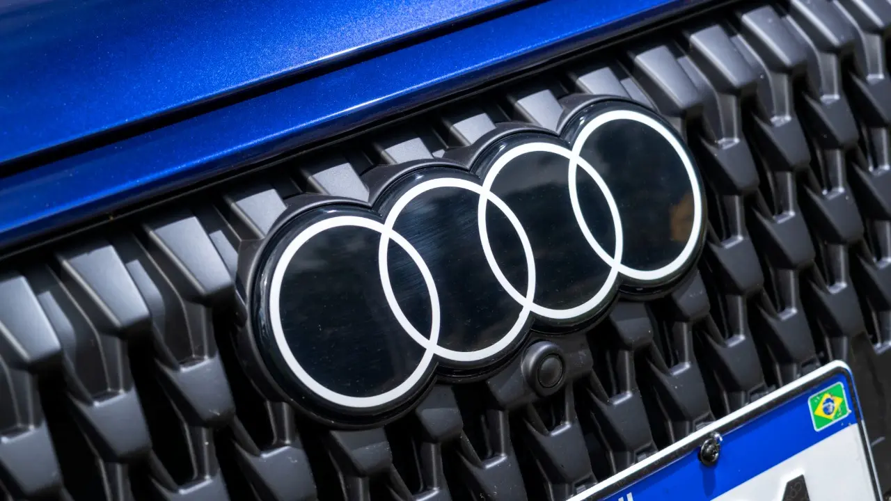 Audi Q3 SUV azul estático