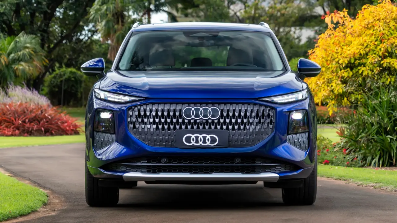 Audi Q3 SUV azul estático