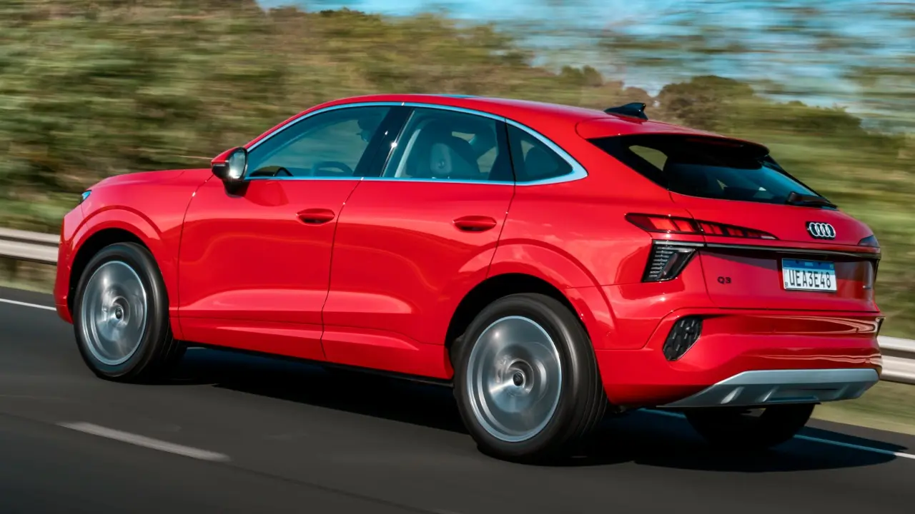 Audi Q3 Sportback vermelho em movimento na estrada