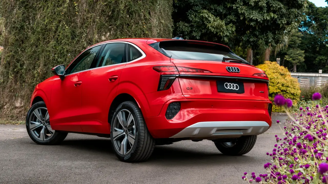 Audi Q3 Sportback vermelho estático de traseira