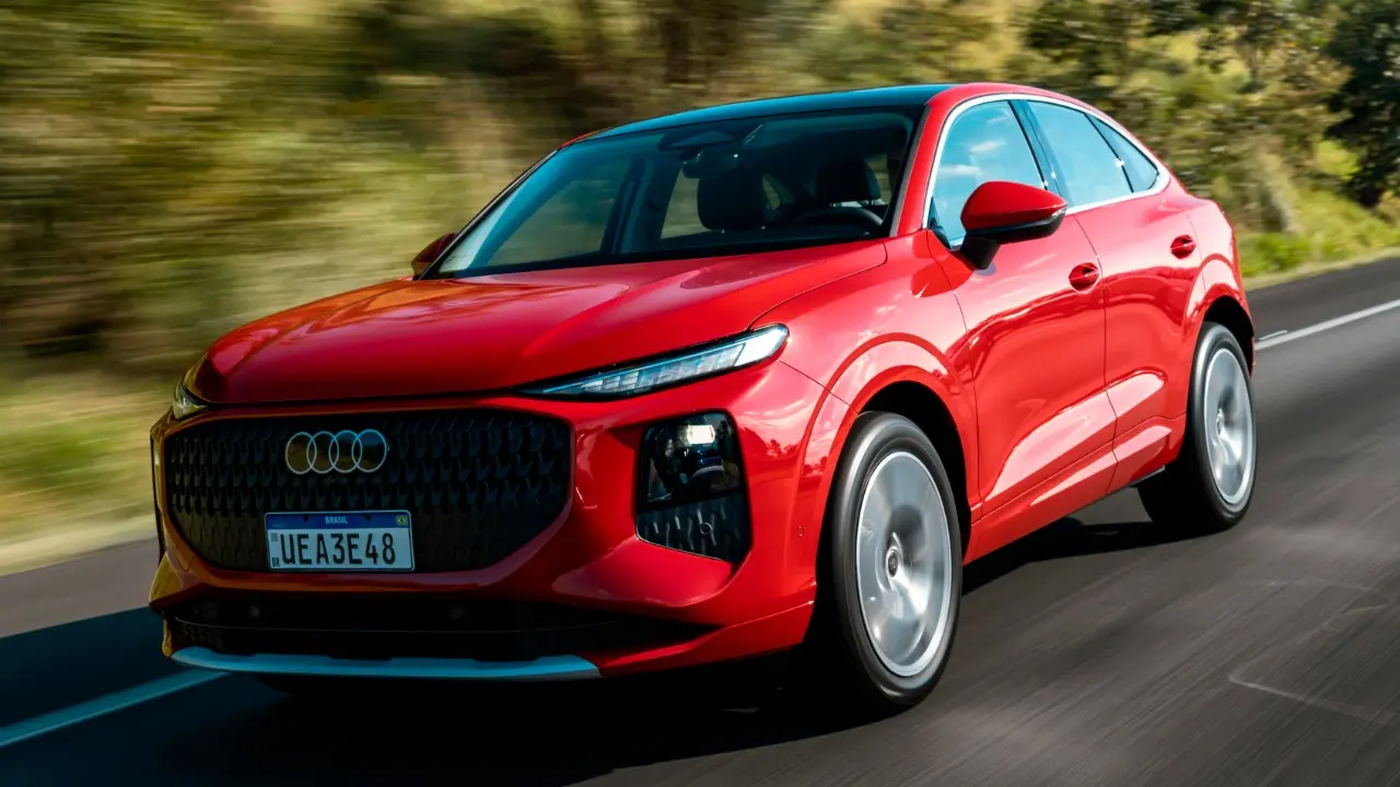 Audi Q3 Sportback vermelho em movimento na estrada