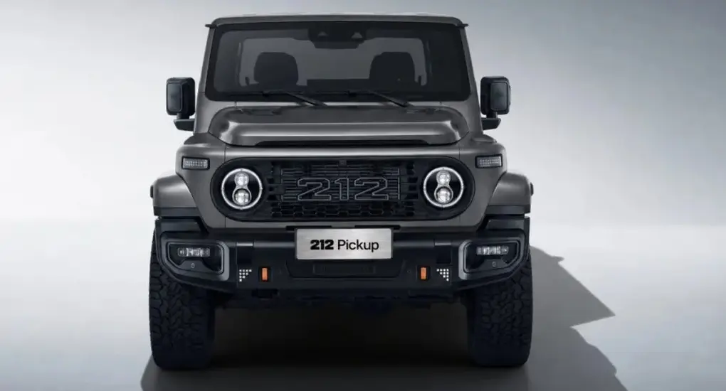 Assim como o Jeep Gladiator, a caminhonete BAW 212 mostra os faróis circulares de LED