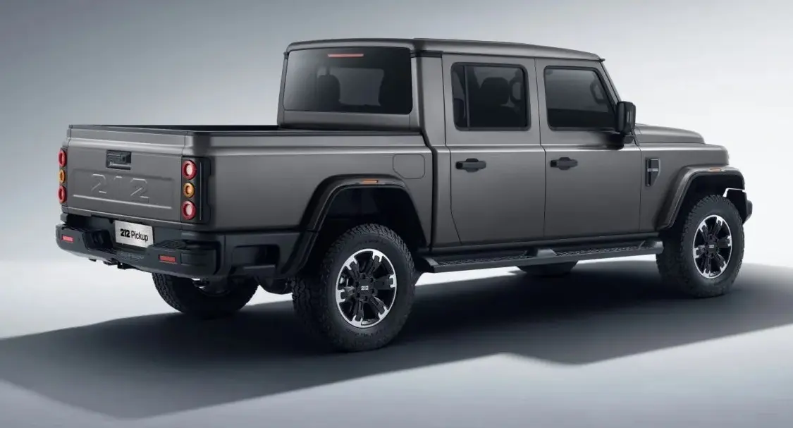 BAW 212 cinza  parada de traseira com fundo neutro mostra um estilo semelhante ao do Jeep Gladiator