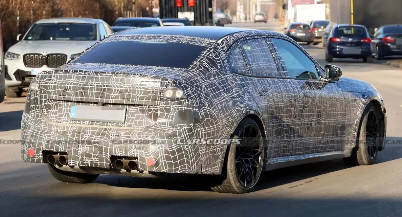 BMW M3 combustão  de traseira com forte camuflagem 