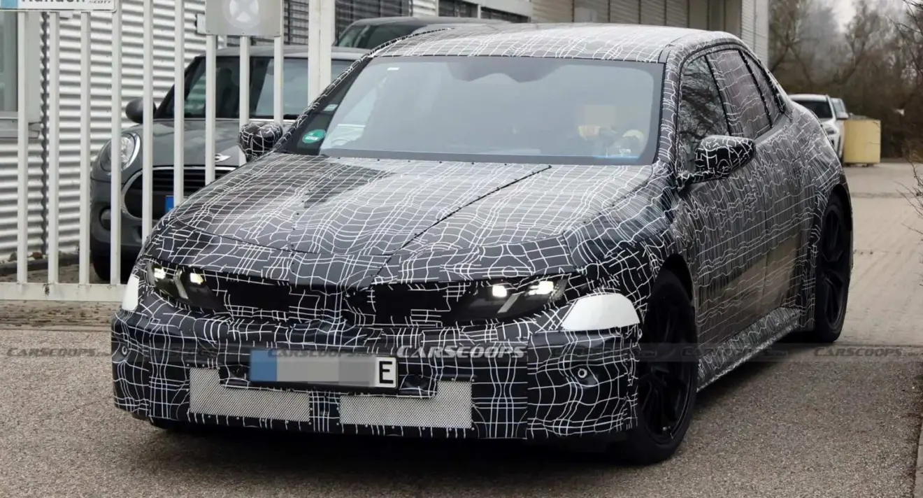 BMW M3 elétrico de frente com forte camuflagem 