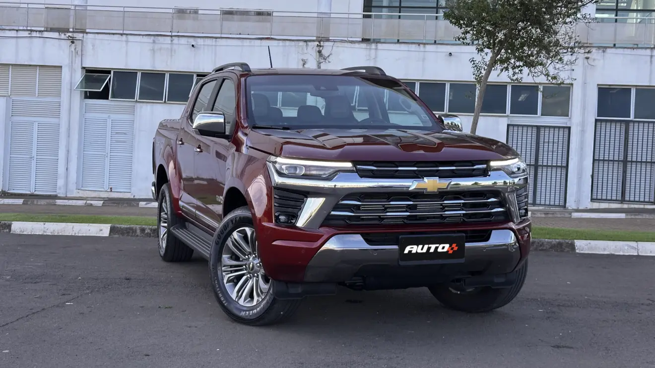 Chevrolet S10 High Country vermelha parada de frente
