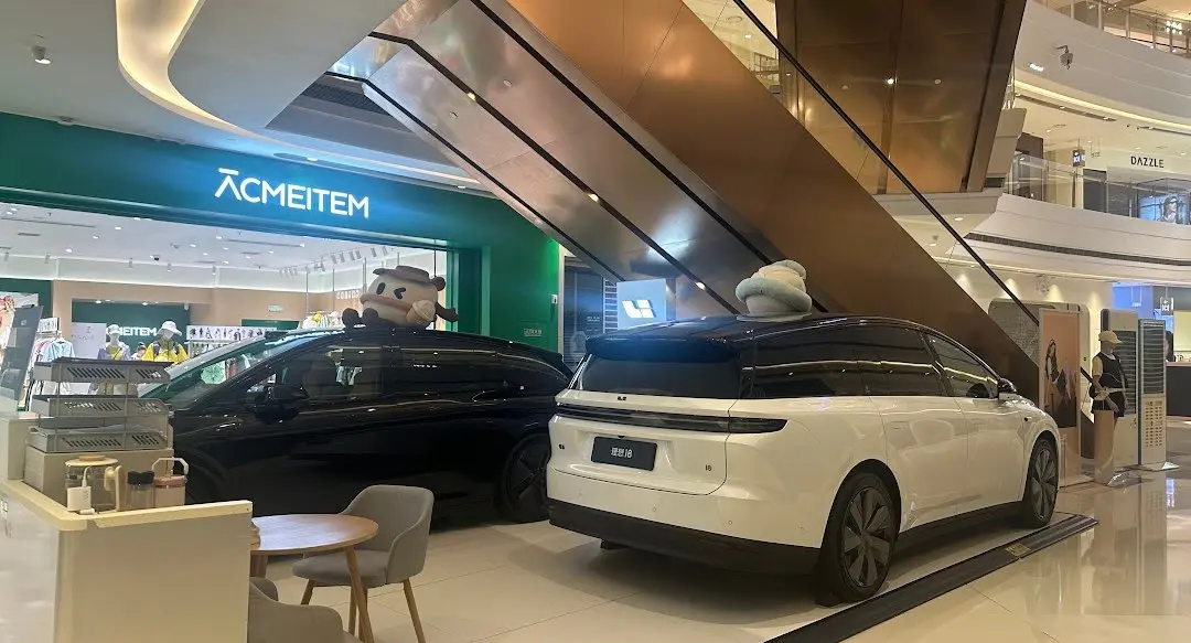 Na China, os carros também são vendidos em shoppings centers