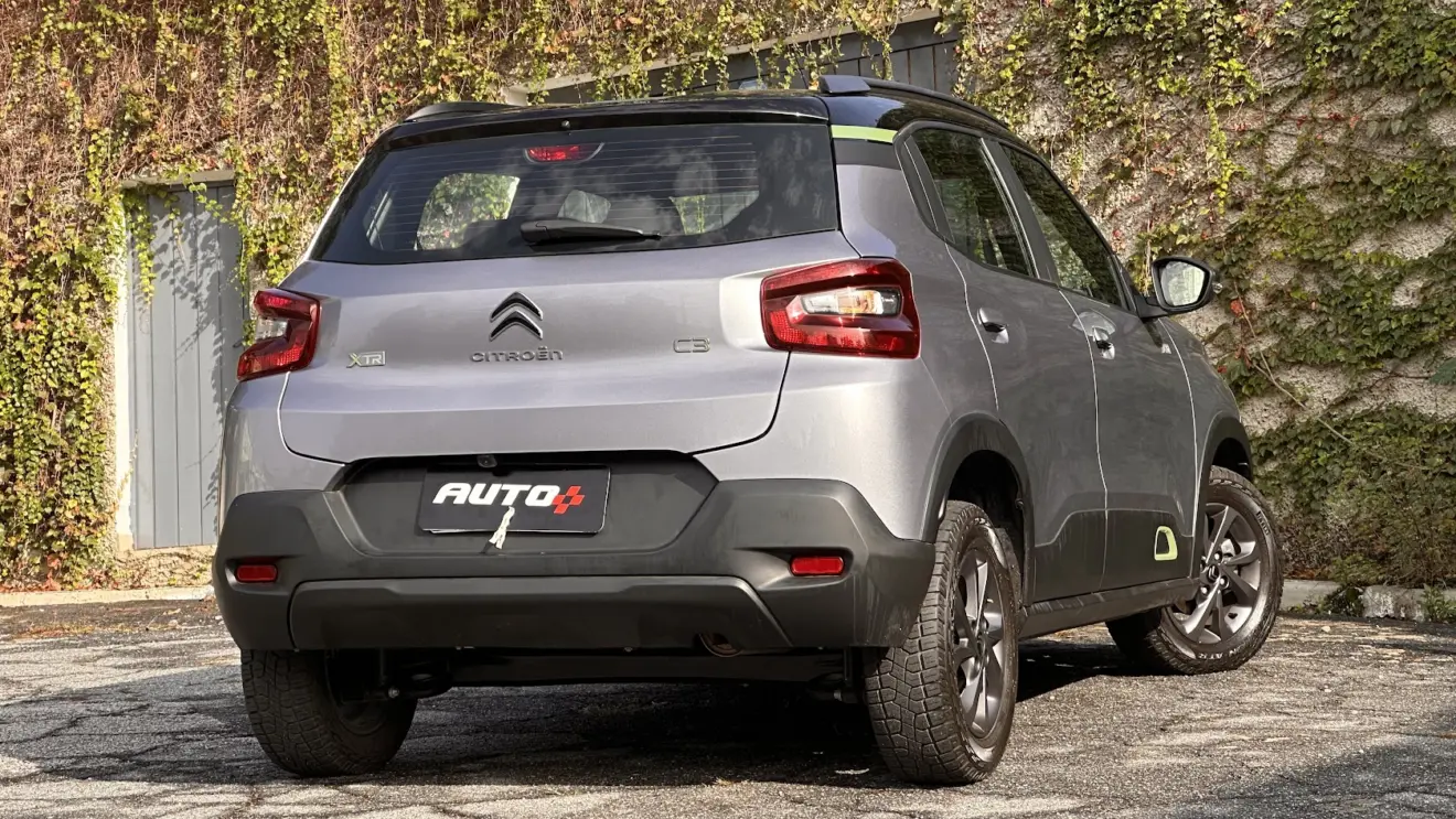 Citroën C3 XTR cinza parado de traseira