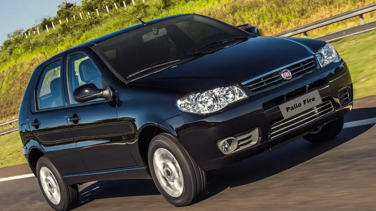 Fiat Palio Fire preto de freto em movimento na estrada