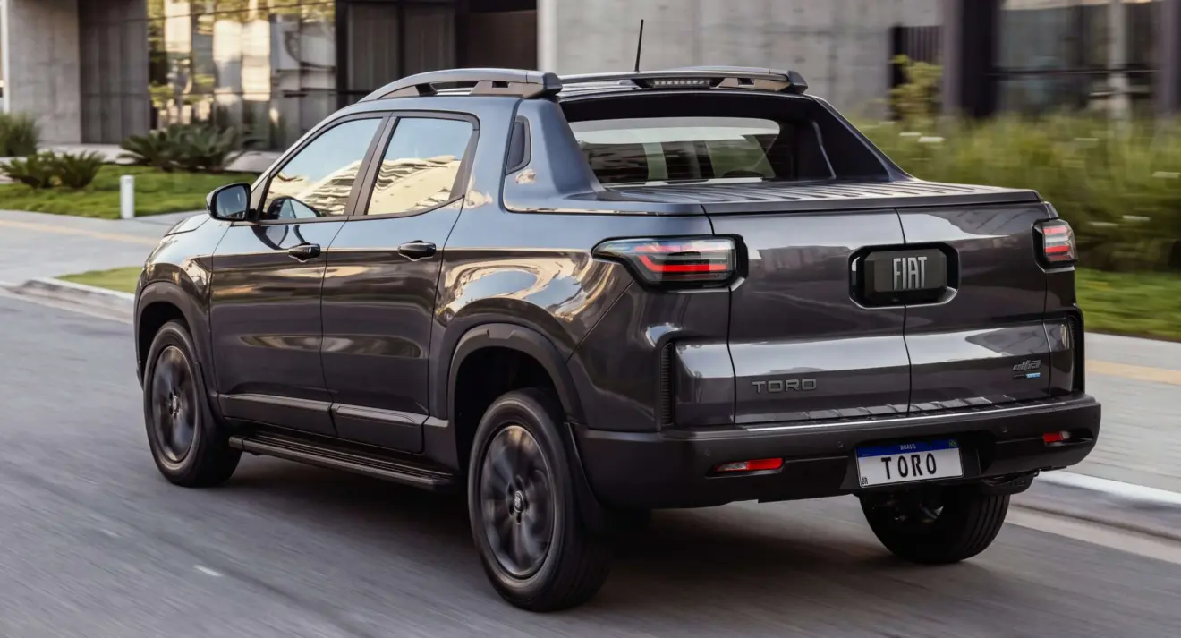 Fiat Toro Ultra MHEV 2027cinza de traseira andando na cidade
