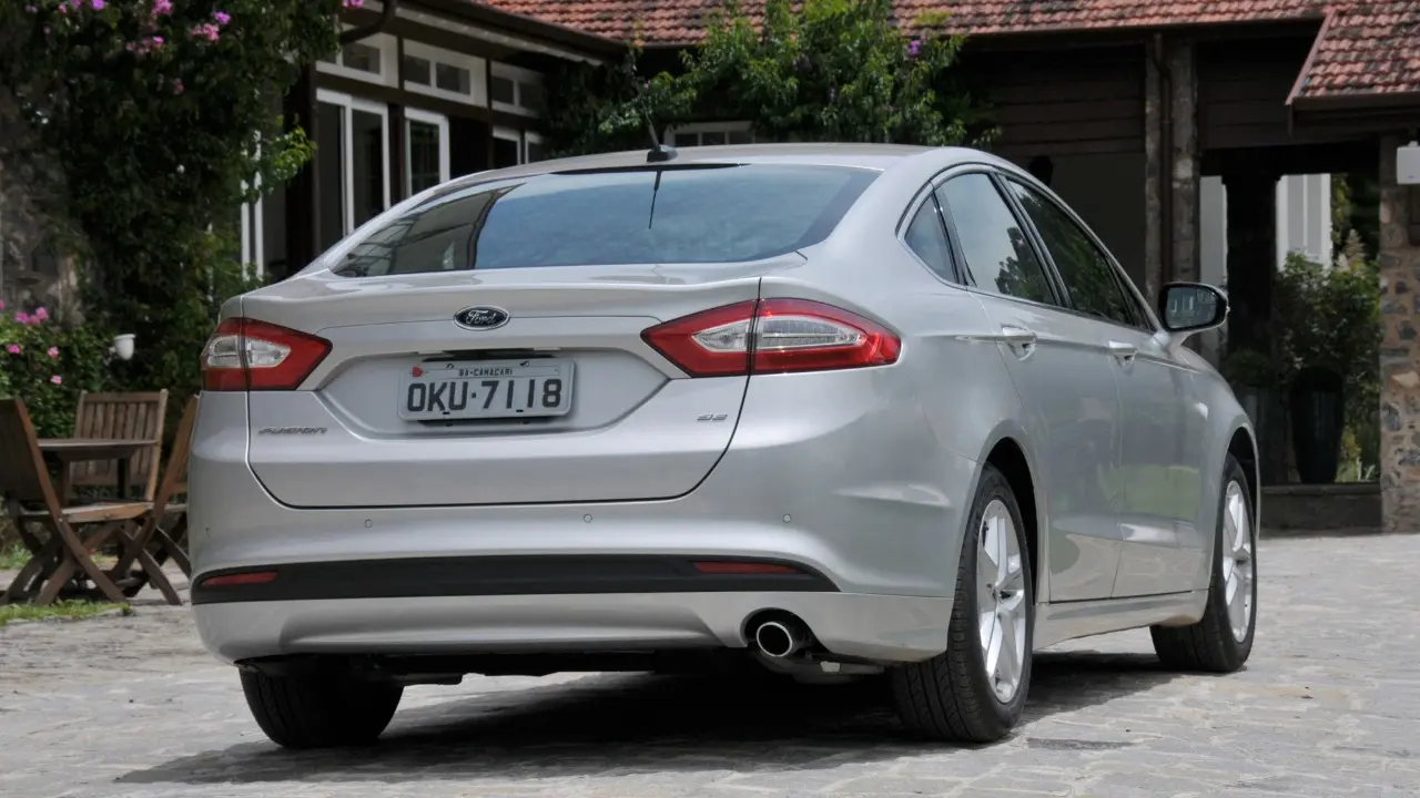 Ford Fusion Titanium 2.0 EcoBoost prata de traseira estático