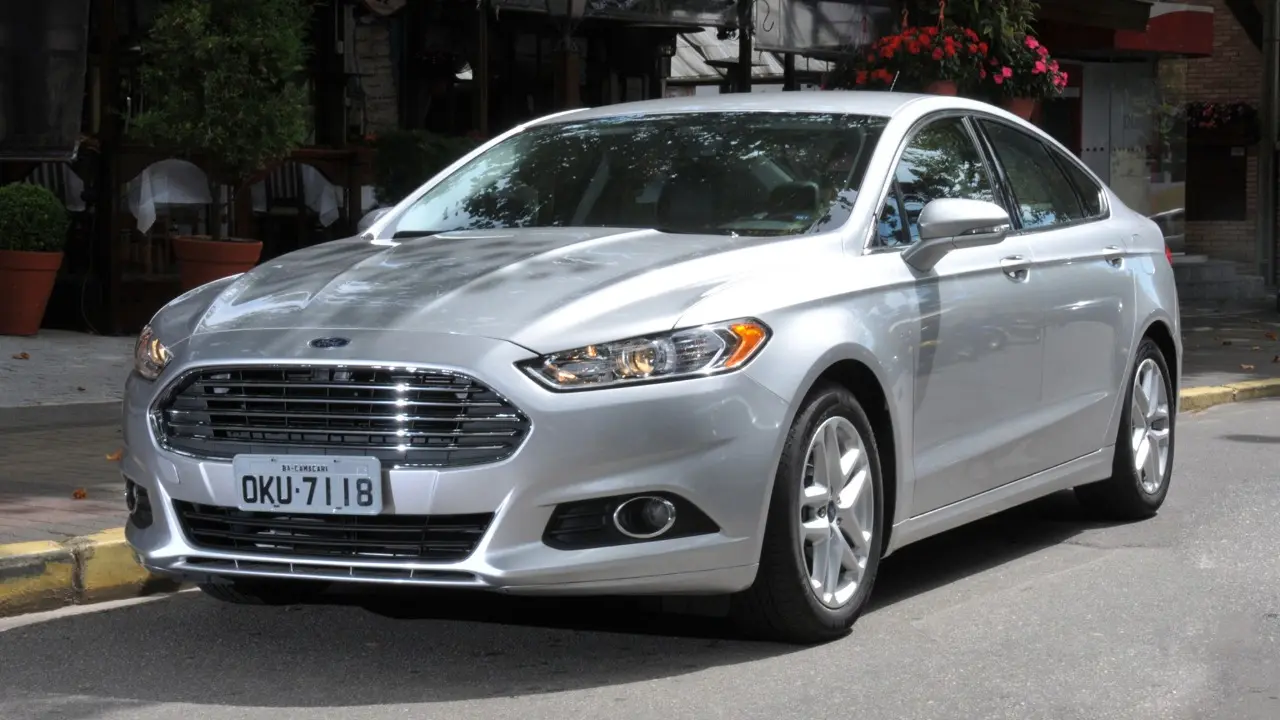 Ford Fusion Titanium 2.0 EcoBoost prata de frente estático