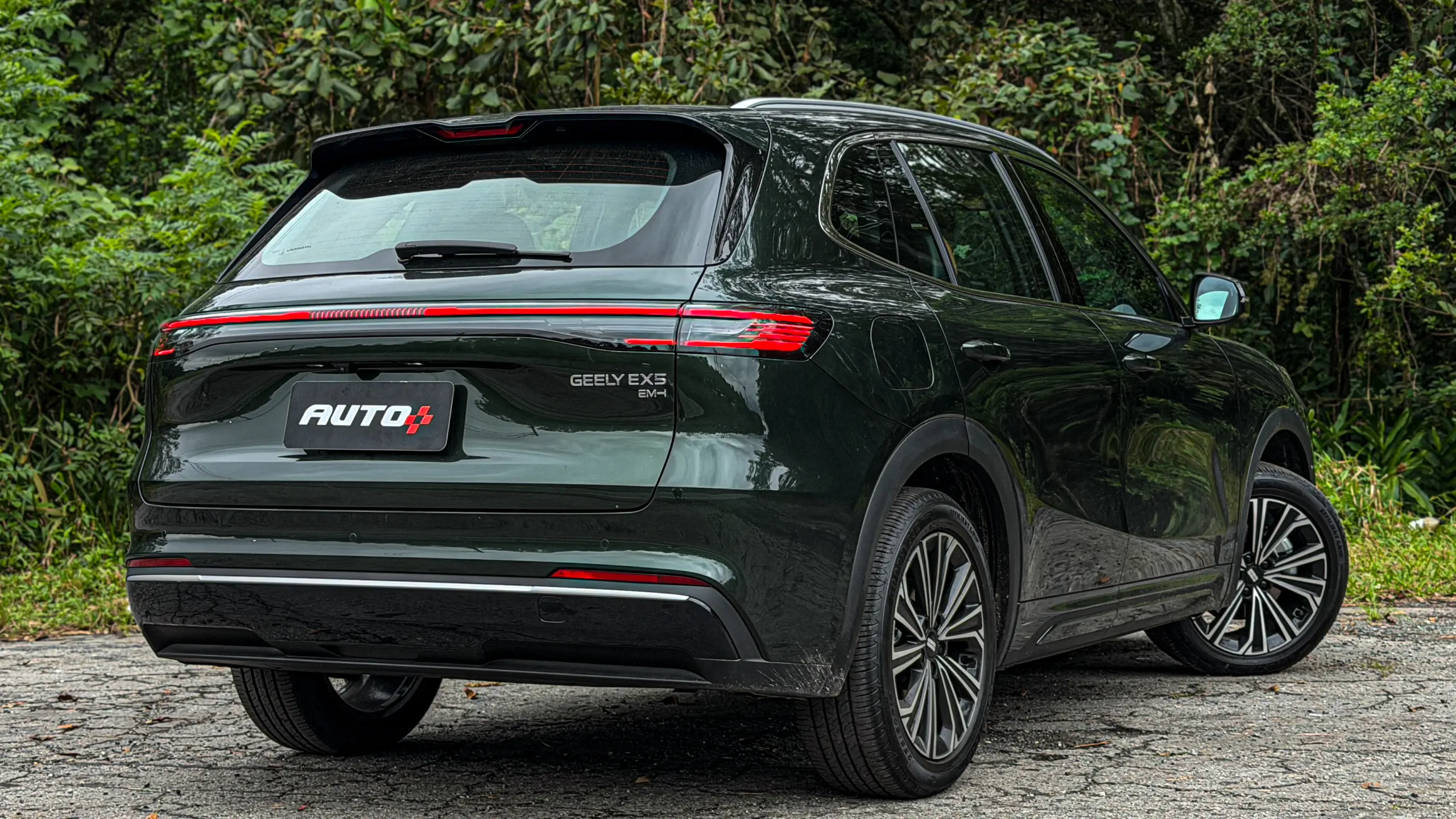 Geely EX5 EM-i verde estático para avaliação e teste