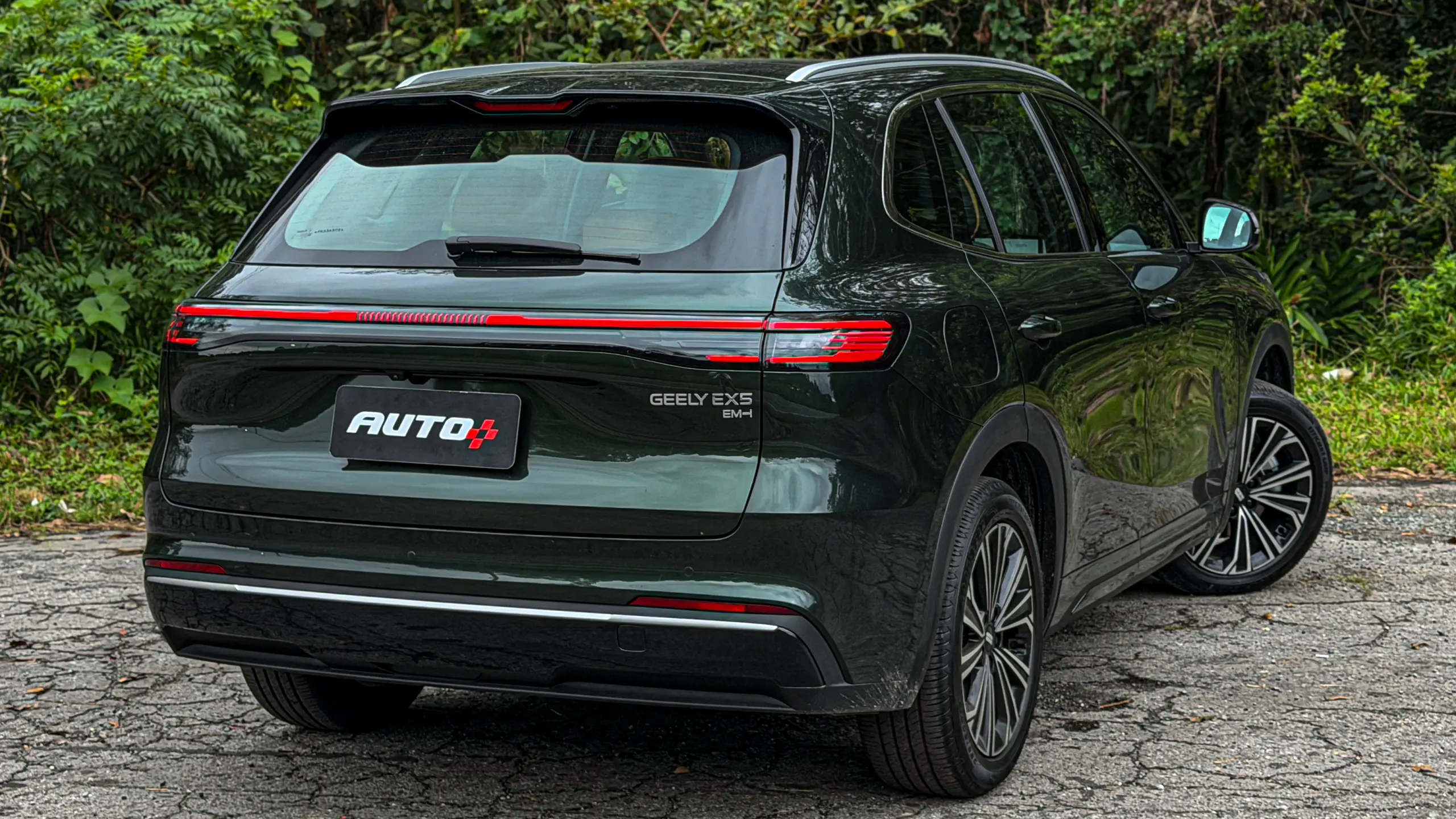 Geely EX5 EM-i verde estático para avaliação e teste