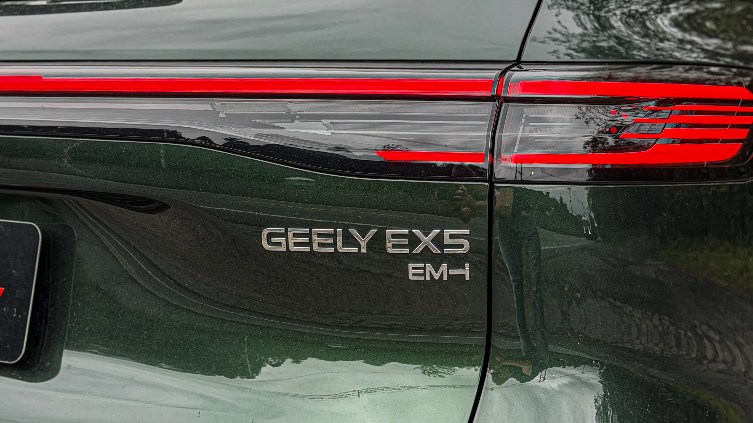 Geely EX5 EM-i verde estático para avaliação e teste