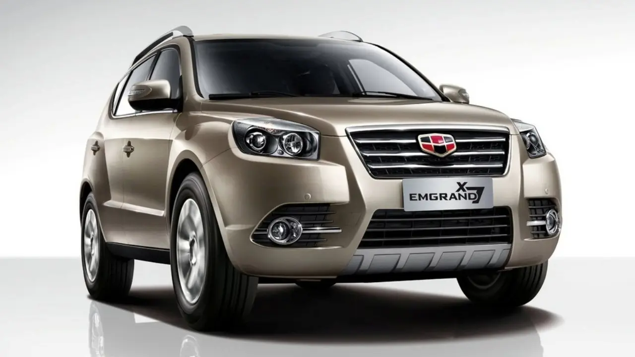 Geely EX7 estático com fundo branco de frente