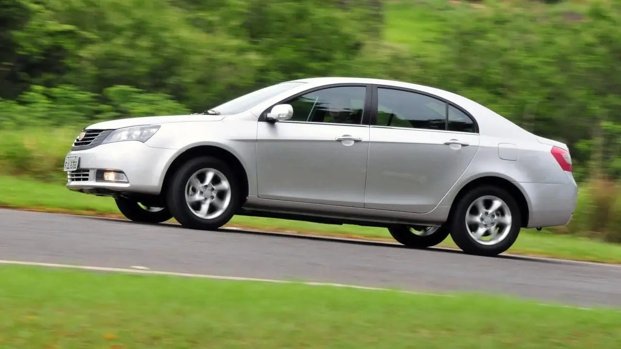 Geely Ec7 prata em movimento de lado