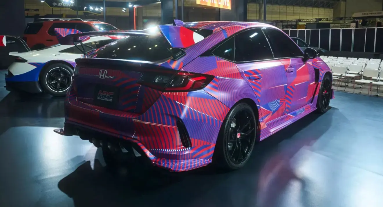 Conceito Honda Civic Type-R HRC camuflado parado de traseira