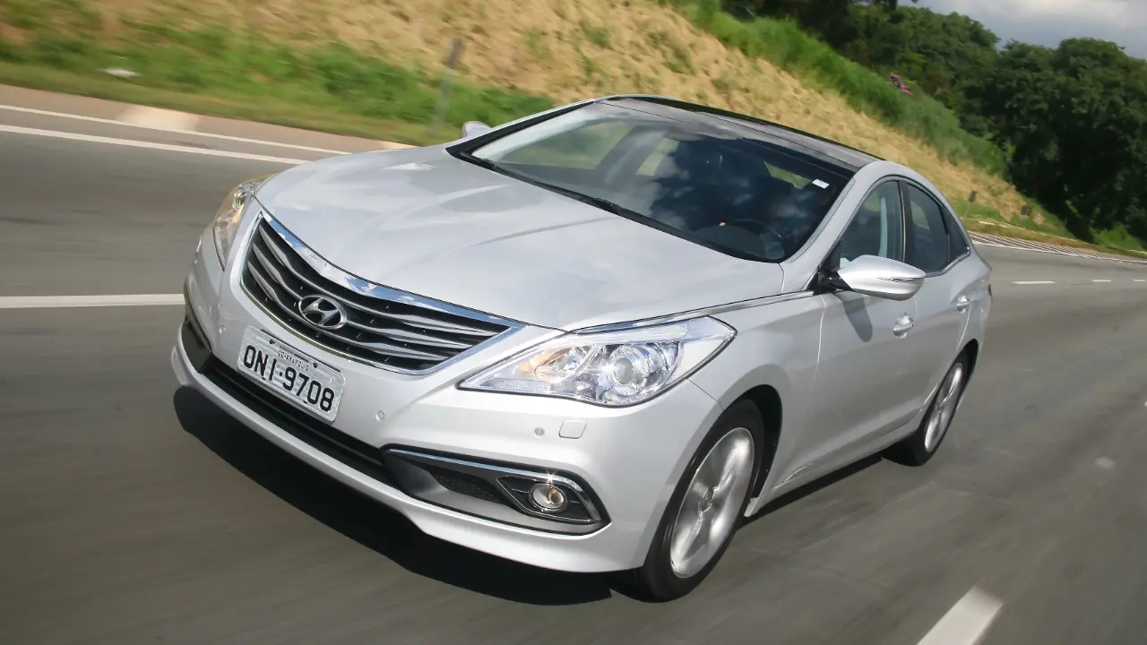 Hyundai Azera 3.0 V6 2015 prata em movimento