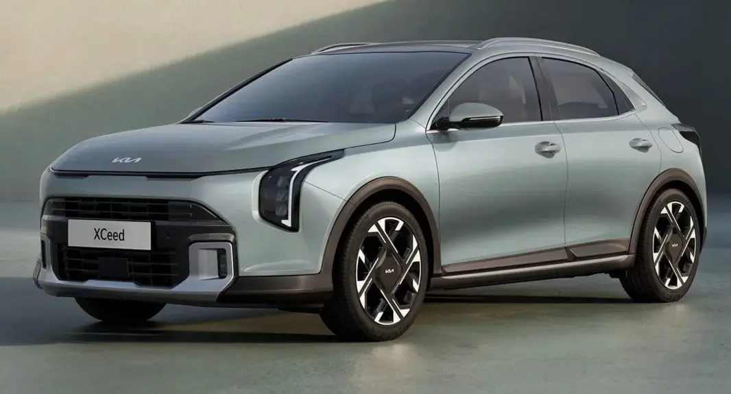 Kia XCeed 2027 prata parado de frente