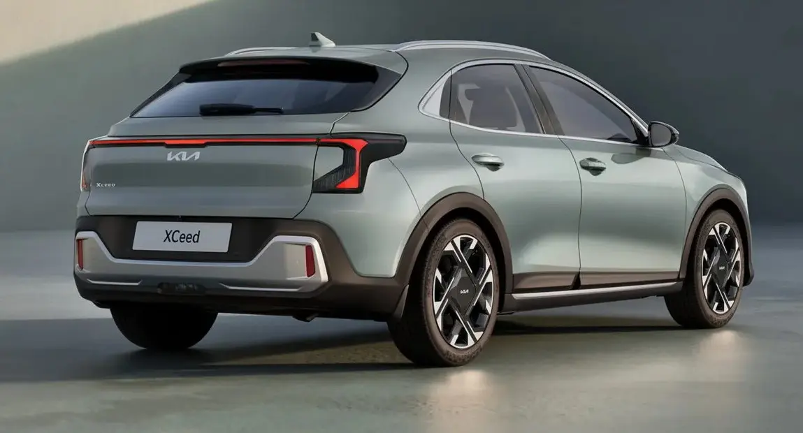 Kia XCeed 2027 prata parado de traseira