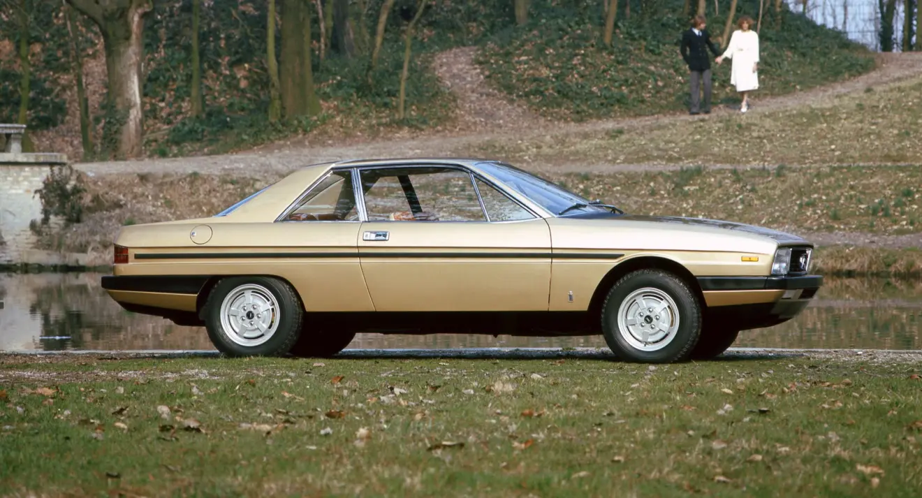 Lancia Gamma Cupê parado de lateral