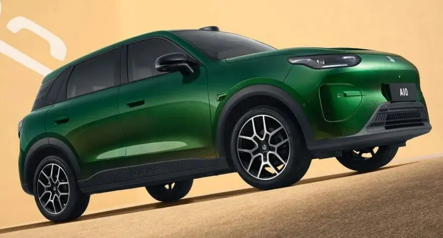 Leapmotor B03X verde parado de frente com fundo laranja
