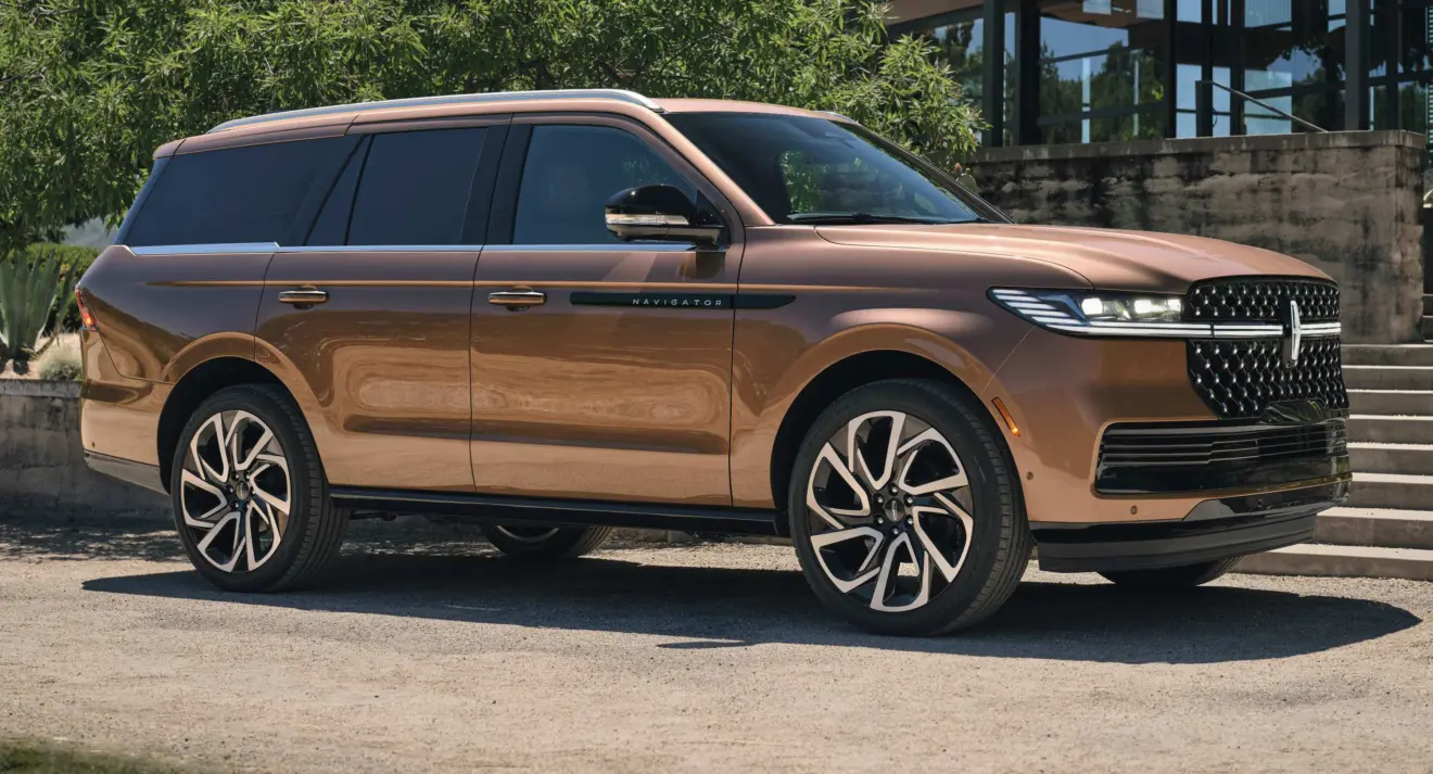 Lincoln Navigator bronze parado de lateral