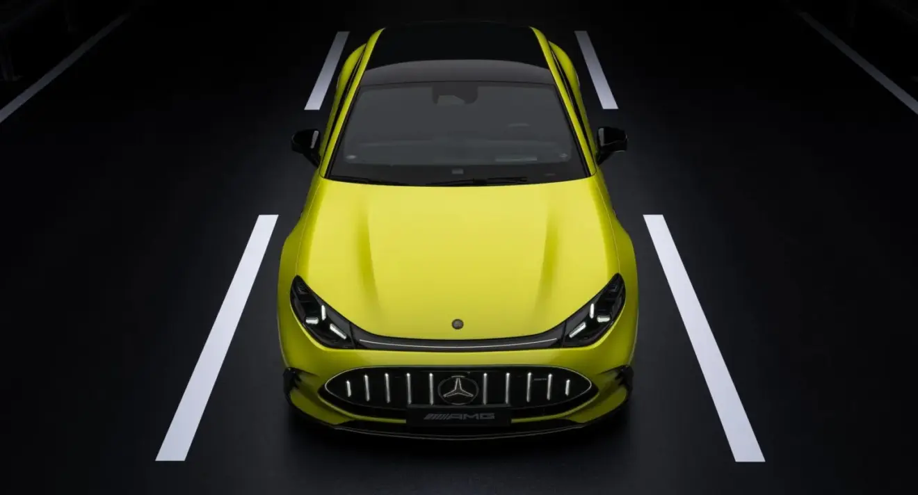 Mercedes-AMG GT 4 Door Coupe amarelo visto do alto