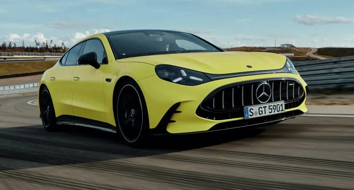 Mercedes-AMG GT 4 Door Coupe amarelo andando na pista